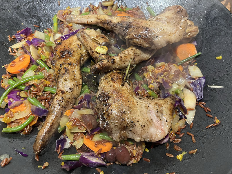 Konijnen boutjes met rijst en groenten in de wok