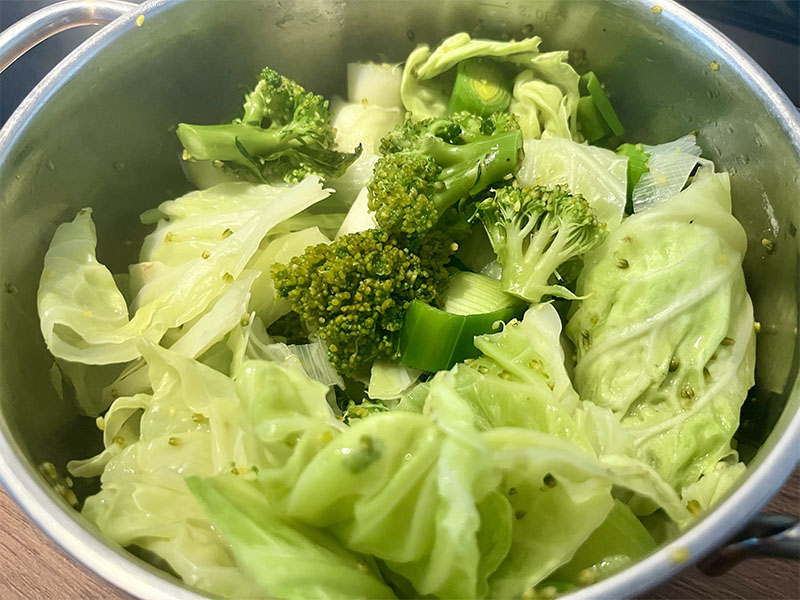 Groene kool met broccoli gepureerd in een linzen lasagne schotel