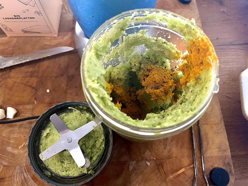 Groene kool met broccoli gepureerd in een linzen lasagne schotel