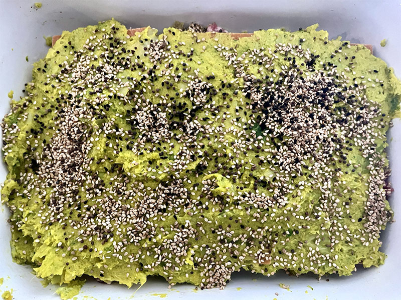 Groene kool met broccoli gepureerd in een linzen lasagne schotel