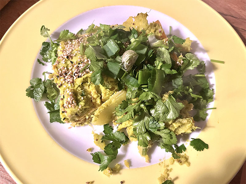 Groene kool met broccoli gepureerd in een linzen lasagne schotel