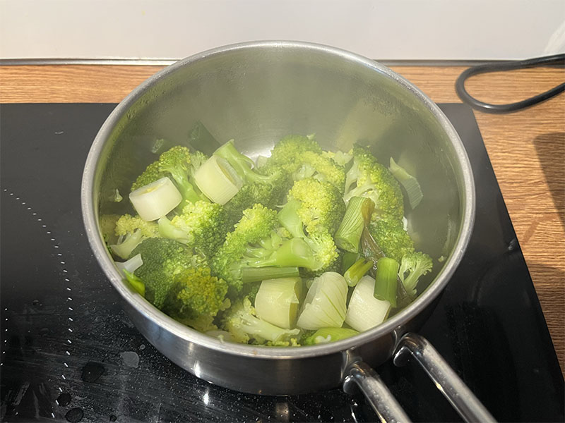 Broccoli, ui met kruiden gepureerd