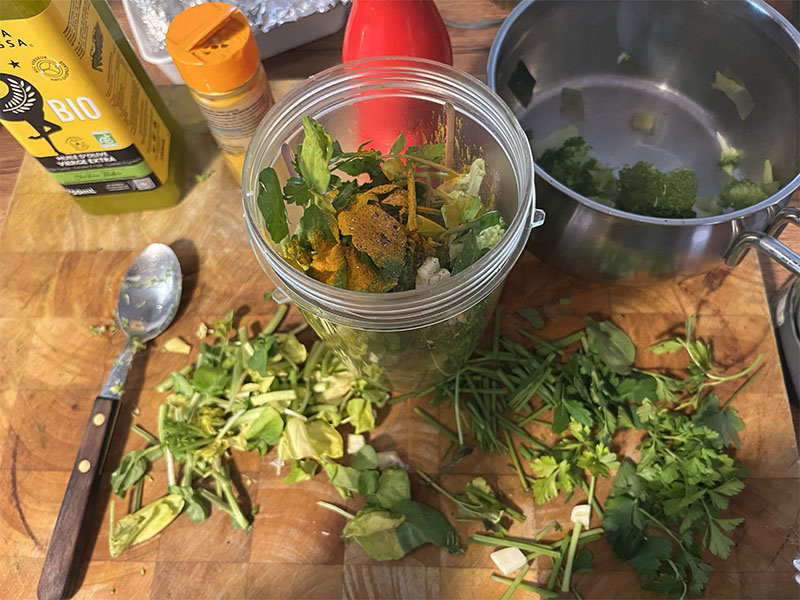 Broccoli, ui met kruiden gepureerd
